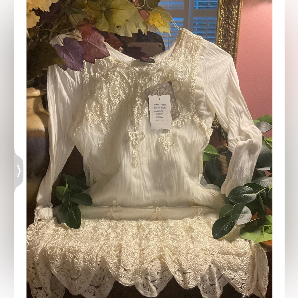 ALBERTO MAKALL Off-White Lace mini Dress lined. NWT’S. SIZE S